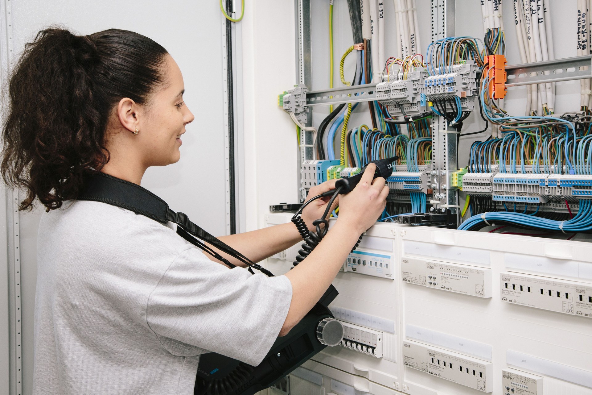 Elektrofachkraft prüft die Verdrahtung einer elektrischen Verteilung