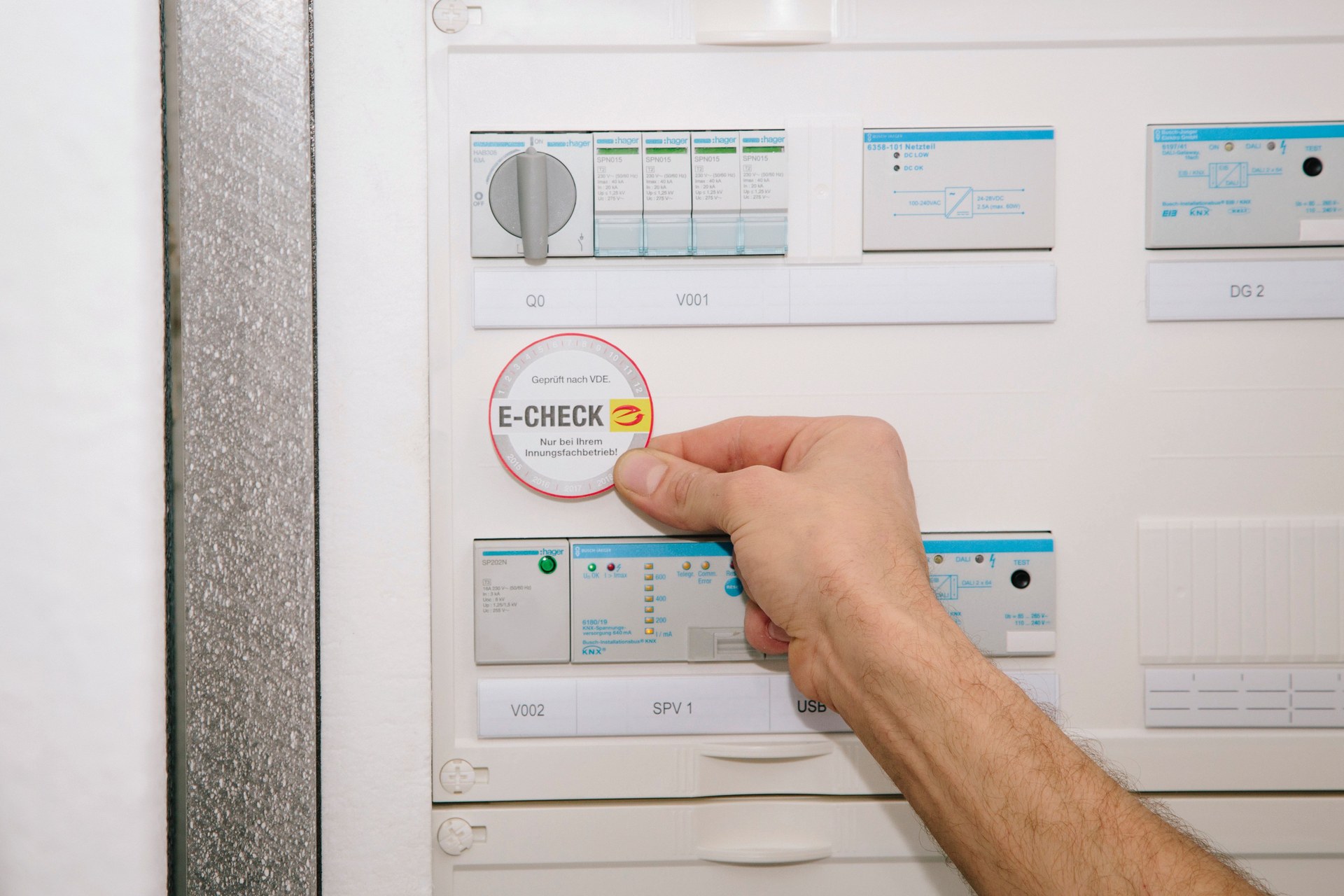 E-Check-Prüfplakette an einer elektrischen Schaltanlage