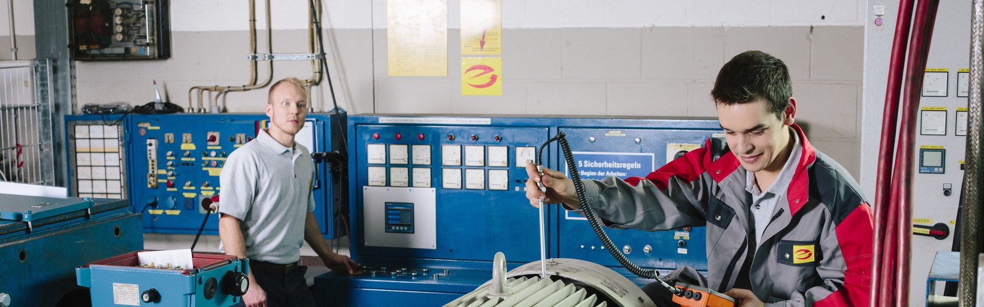 Elektrofachkraft prüft ortsfeste elektrische Motoren
