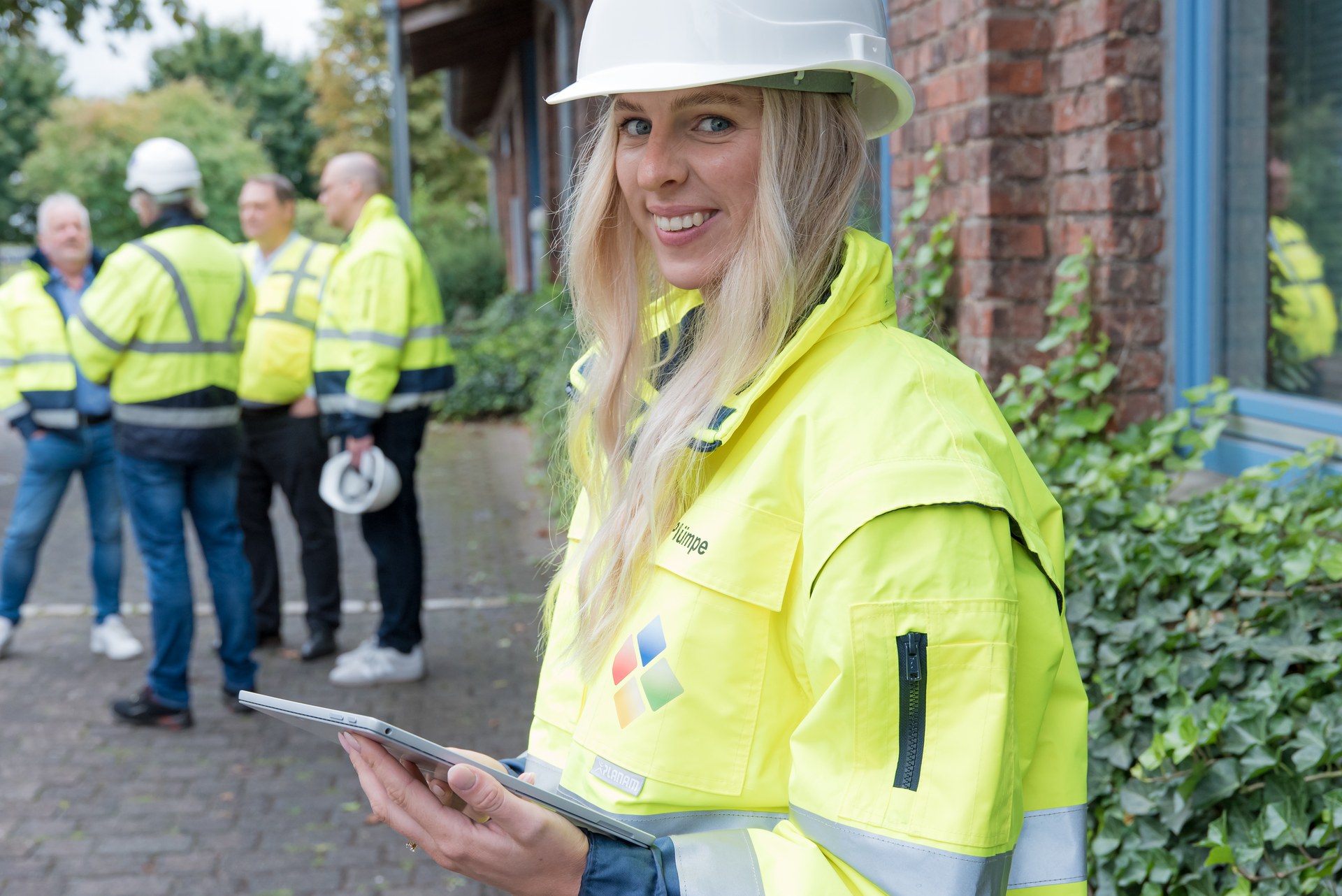 Fachkraft für Arbeitssicherheit mit Tablet Fachkraft für Arbeitssicherheit mit Tablet bei einem Vor-Ort-Termin