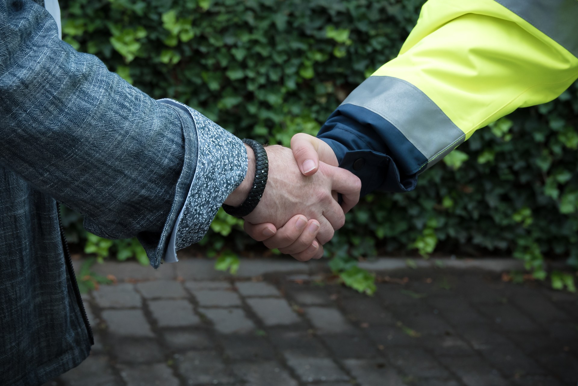 Handschlag zwischen einem Kunden und einer Fachkraft für Arbeitssicherheit