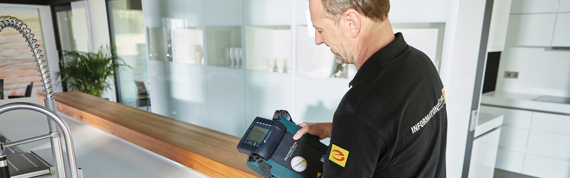 Elektrofachkraft prüft ein elektrisches Betriebsmittel vor Ort